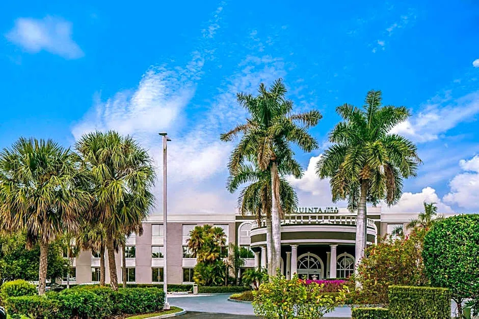 La Quinta Inn & Suites by Wyndham Naples Downtown hotel hero