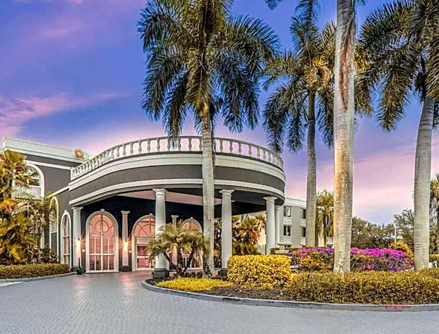 La Quinta Inn & Suites by Wyndham Naples Downtown hotel detail image 3