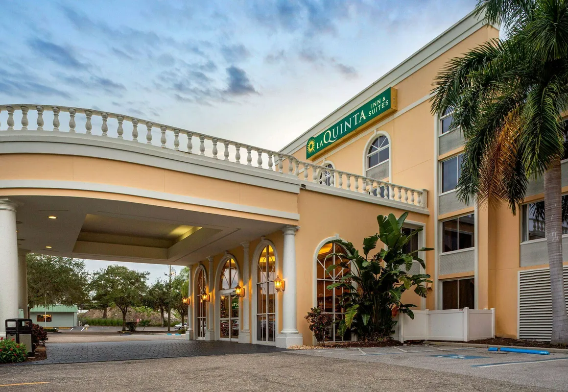 La Quinta Inn & Suites by Wyndham Sarasota Downtown hotel hero