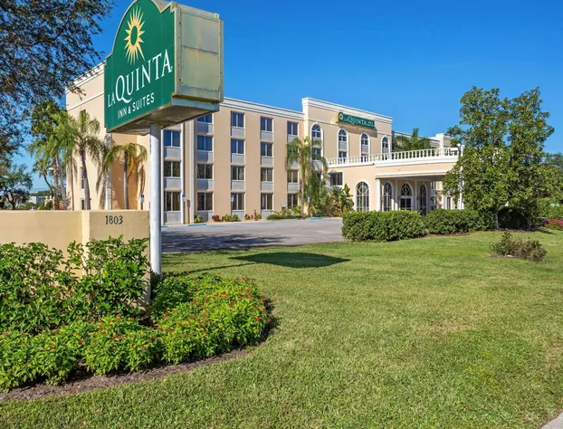 La Quinta Inn & Suites by Wyndham Sarasota Downtown hotel detail image 1