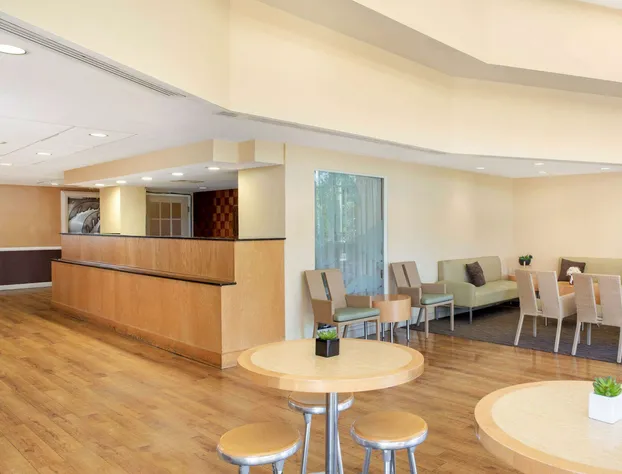 La Quinta Inn & Suites by Wyndham Sarasota Downtown hotel detail image 4