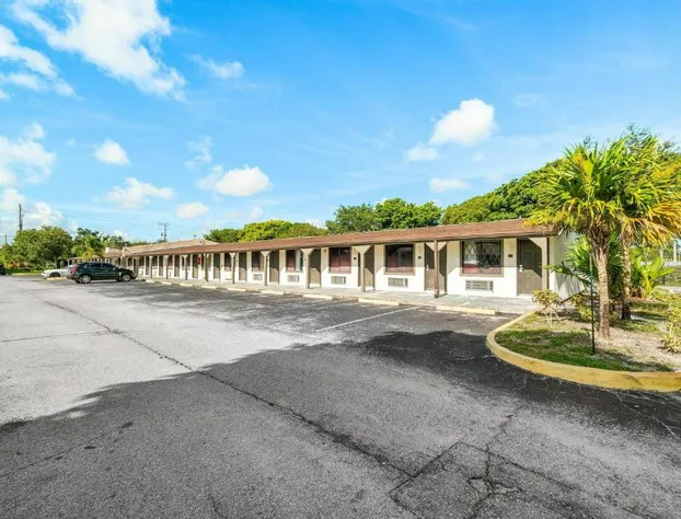 Super 8 by Wyndham Lantana West Palm Beach hotel detail image 1