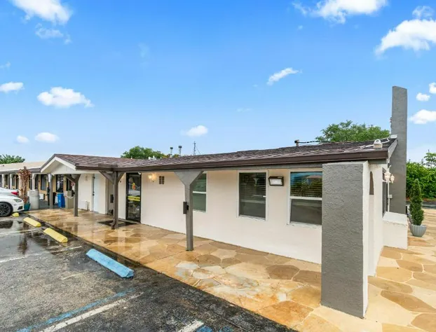 Super 8 by Wyndham Lantana West Palm Beach hotel detail image 2