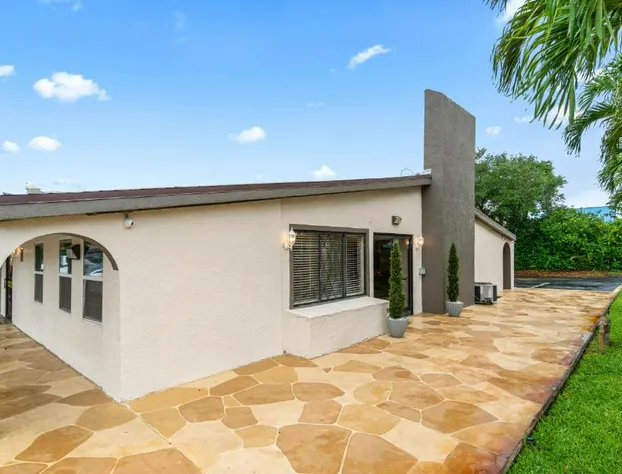 Super 8 by Wyndham Lantana West Palm Beach hotel detail image 3