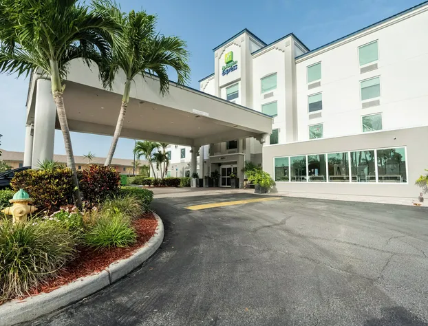 Holiday Inn Express Hotels & Suites Cocoa Beach by IHG hotel detail image 3