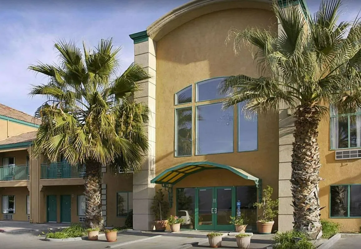 Pavilion Inn hotel hero