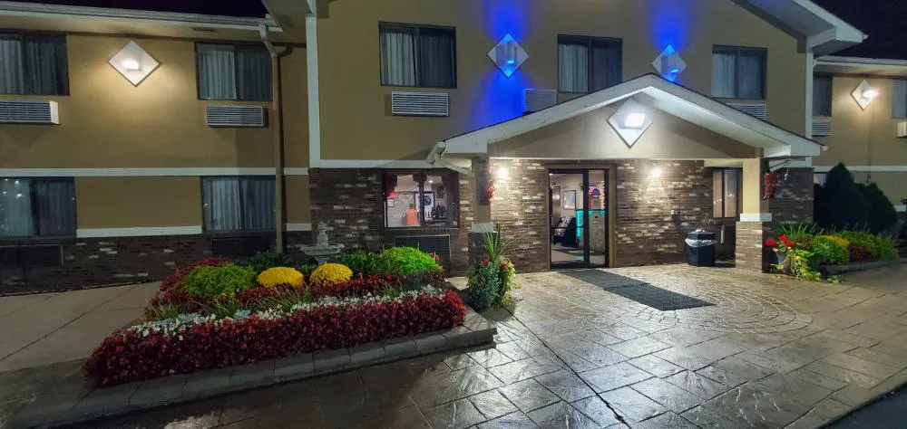 Super 8 by Wyndham Sterling Heights/Detroit Area hotel detail image 2