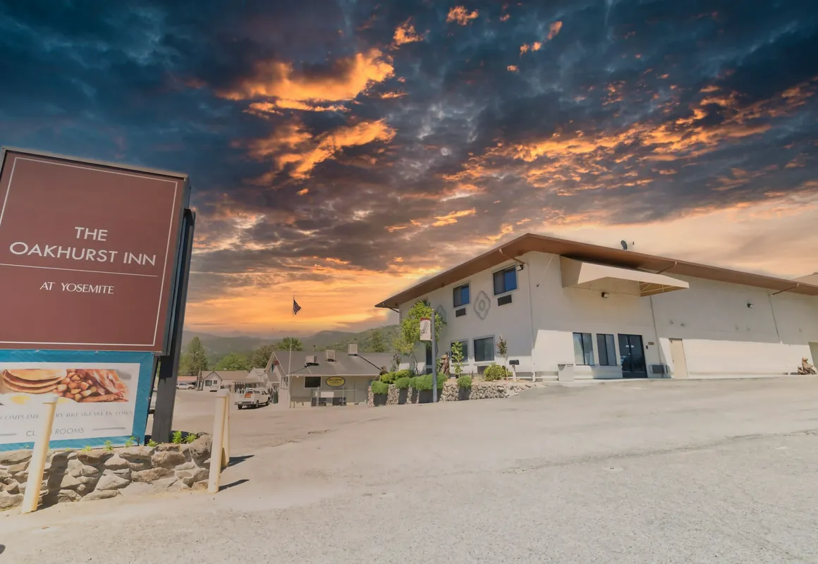 The Oakhurst Inn at Yosemite hotel hero