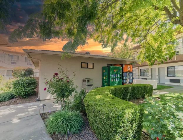 The Oakhurst Inn at Yosemite hotel detail image 1