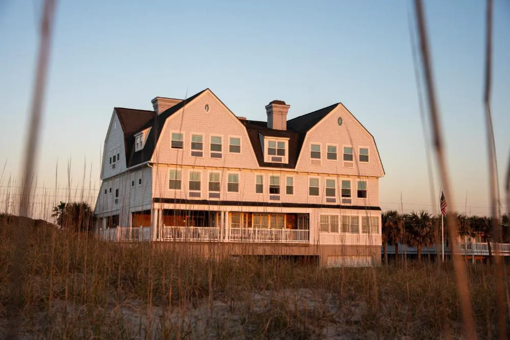 Elizabeth Pointe Lodge hotel hero