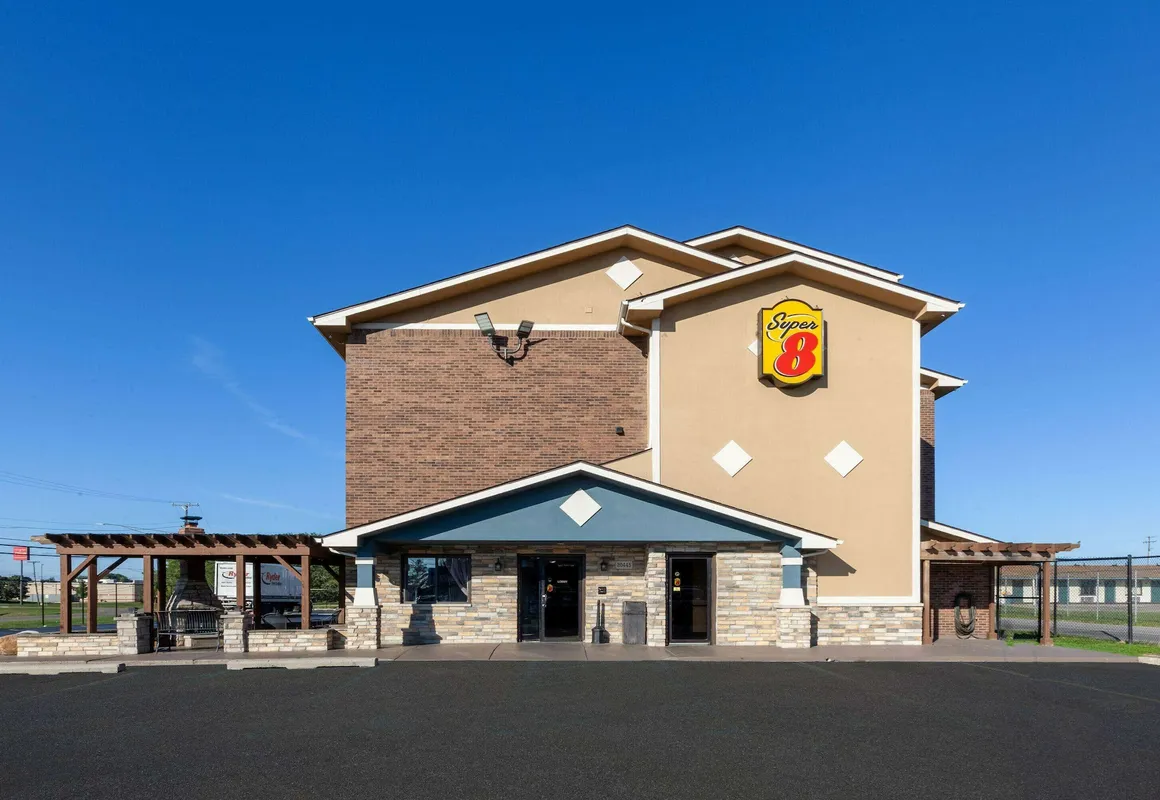 Super 8 by Wyndham Roseville/Detroit Area hotel hero