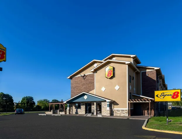Super 8 by Wyndham Roseville/Detroit Area hotel detail image 1