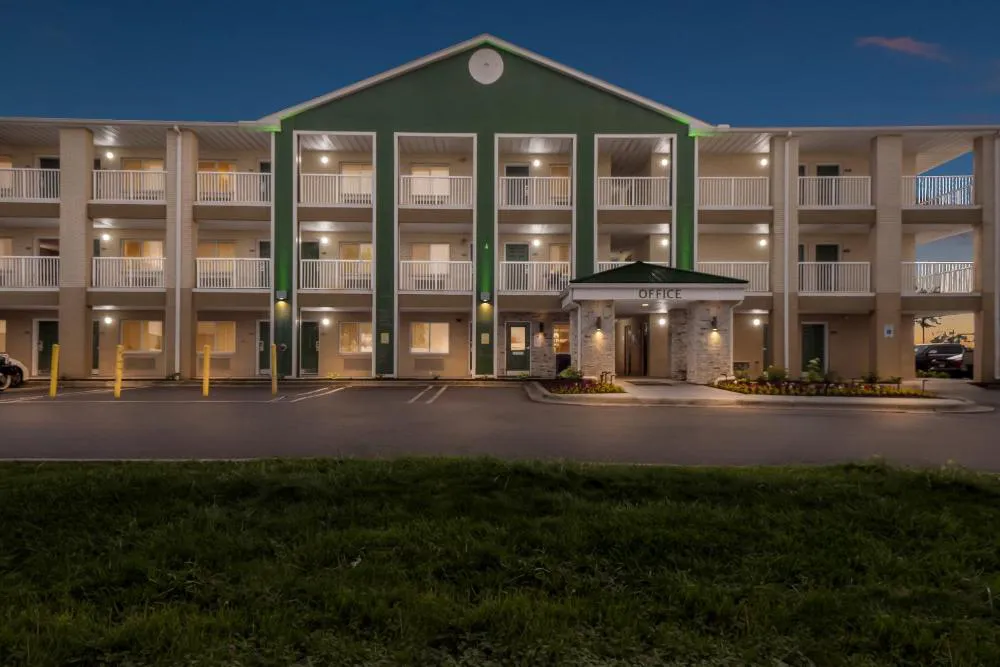 HomeTowne Studios by Red Roof Detroit - Livonia hotel hero