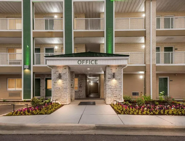 HomeTowne Studios by Red Roof Detroit - Livonia hotel detail image 2