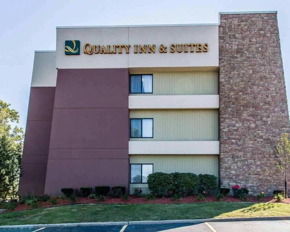 Quality Inn & Suites Warren - Detroit hotel hero
