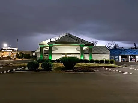 Quality Inn and Suites Livonia hotel detail image 1