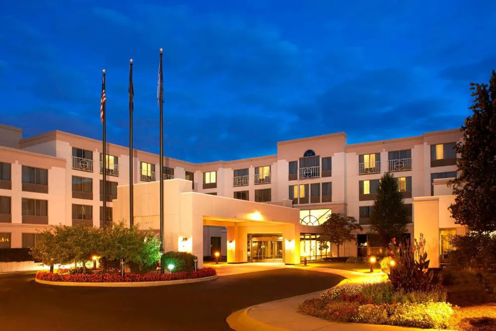 Detroit Metro Airport Marriott hotel hero