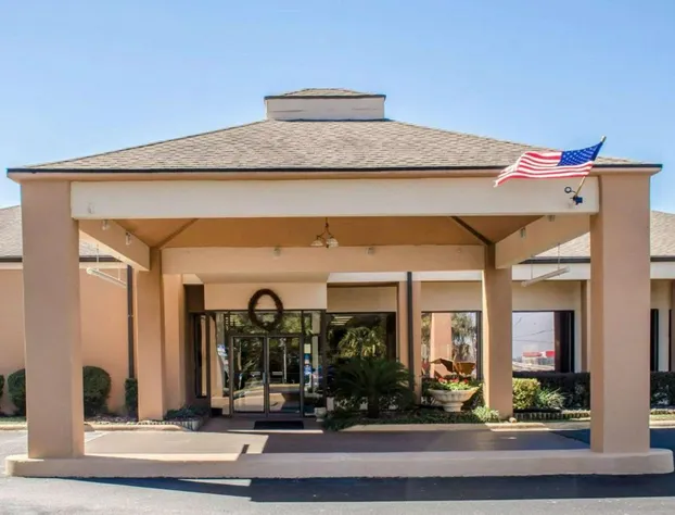 Quality Inn & Suites Pensacola Bayview hotel detail image 1