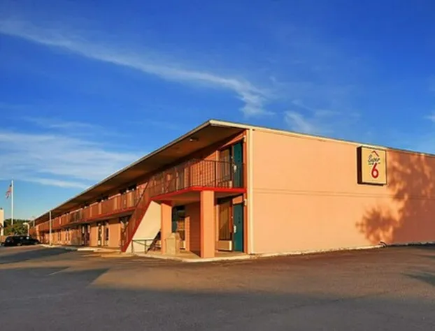Super 6 Inn & Suites hotel detail image 2