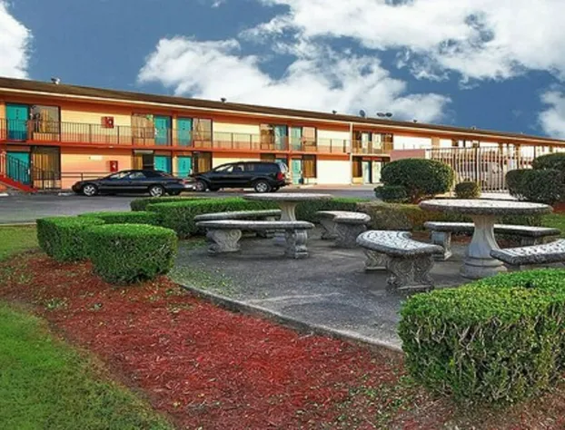 Super 6 Inn & Suites hotel detail image 3