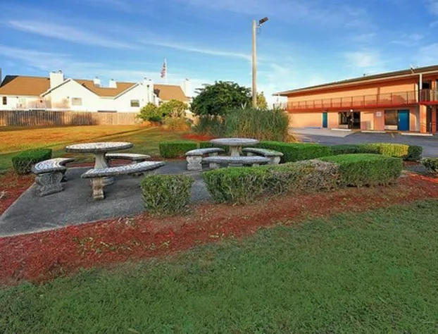 Super 6 Inn & Suites hotel detail image 4