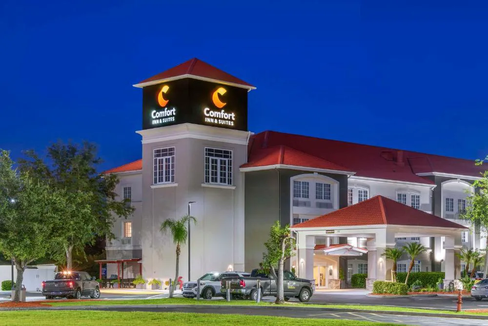 Comfort Inn & Suites hotel hero