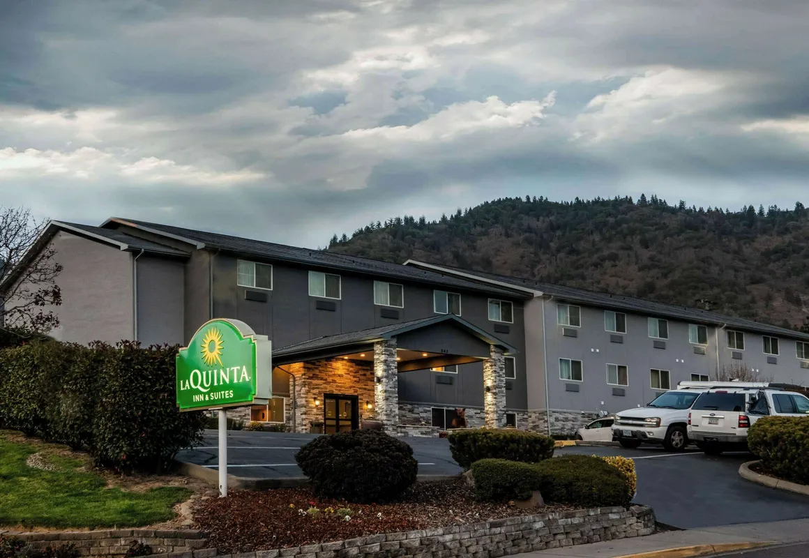 La Quinta Inn & Suites by Wyndham Grants Pass hotel hero