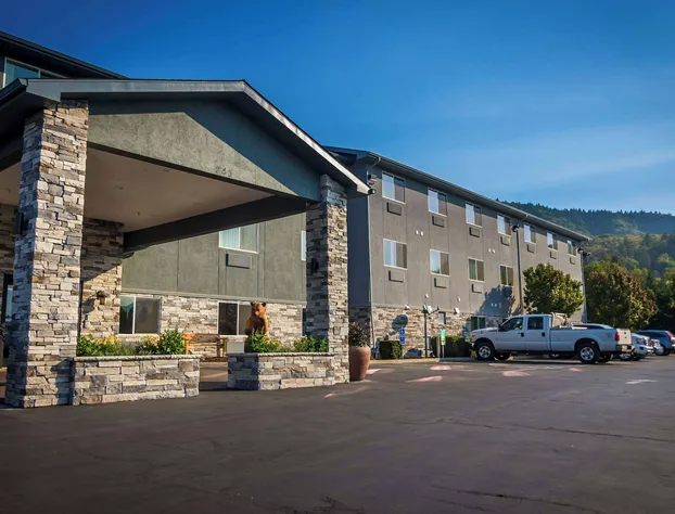 La Quinta Inn & Suites by Wyndham Grants Pass hotel detail image 1