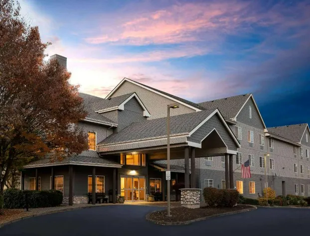 La Quinta Inn & Suites by Wyndham Eugene hotel detail image 1