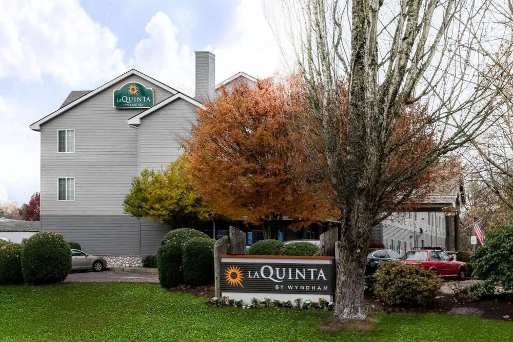 La Quinta Inn & Suites by Wyndham Eugene hotel hero