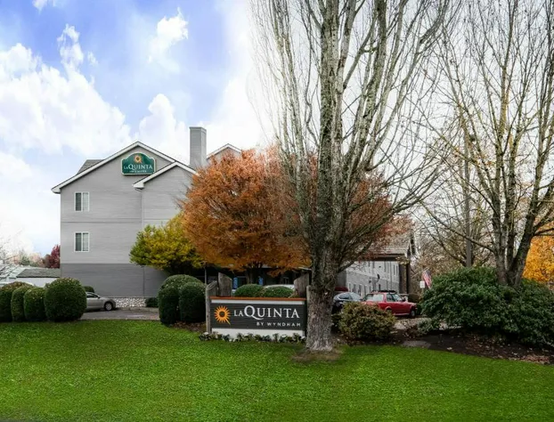 La Quinta Inn & Suites by Wyndham Eugene hotel detail image 3