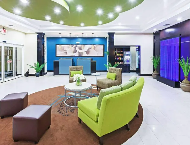 La Quinta Inn & Suites by Wyndham Marshall hotel detail image 1