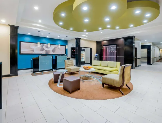 La Quinta Inn & Suites by Wyndham Marshall hotel detail image 1