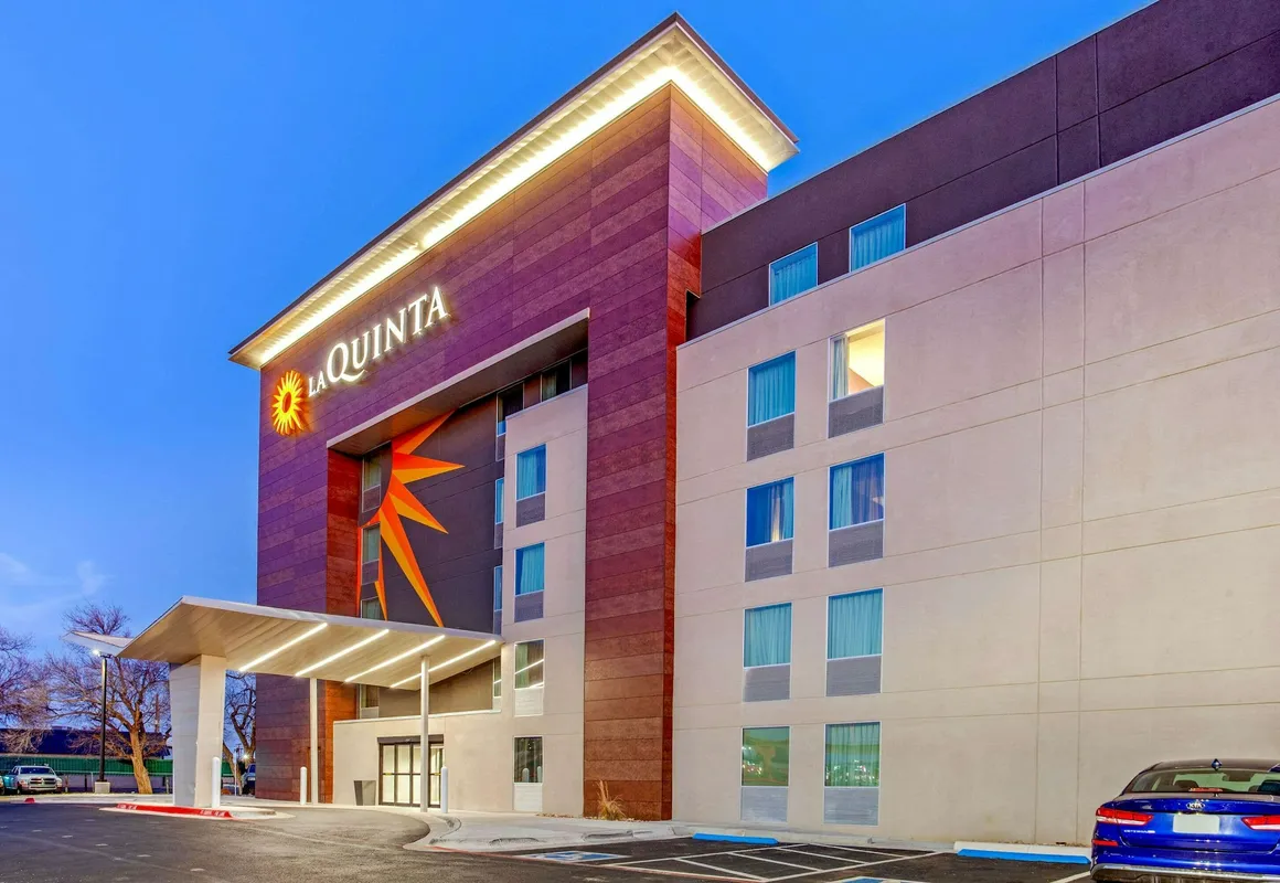 La Quinta Inn & Suites by Wyndham Lubbock West Medical Centr hotel hero