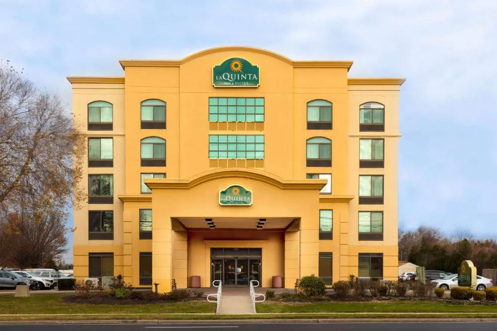La Quinta Inn & Suites by Wyndham Garden City hotel hero