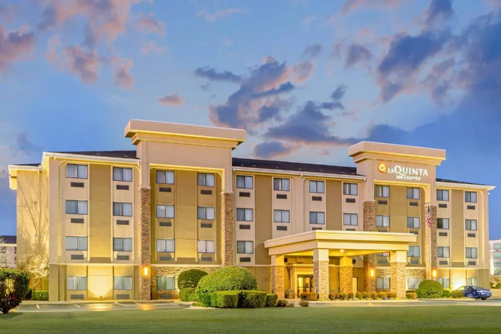 La Quinta Inn & Suites by Wyndham Midwest City - Tinker AFB hotel hero