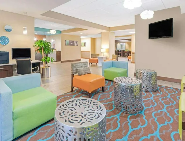 La Quinta Inn & Suites by Wyndham Midwest City - Tinker AFB hotel detail image 3