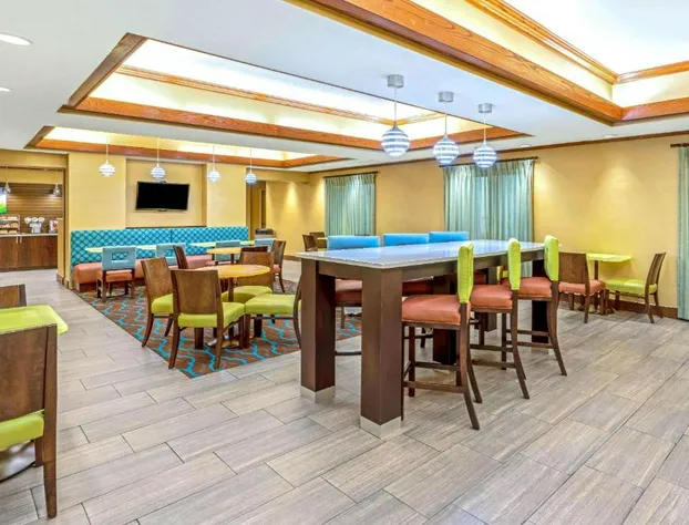 La Quinta Inn & Suites by Wyndham Midwest City - Tinker AFB hotel detail image 2