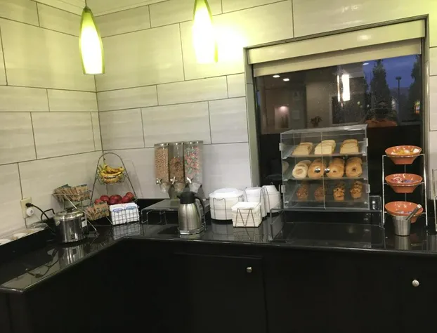 La Quinta Inn & Suites by Wyndham Louisville East hotel detail image 4