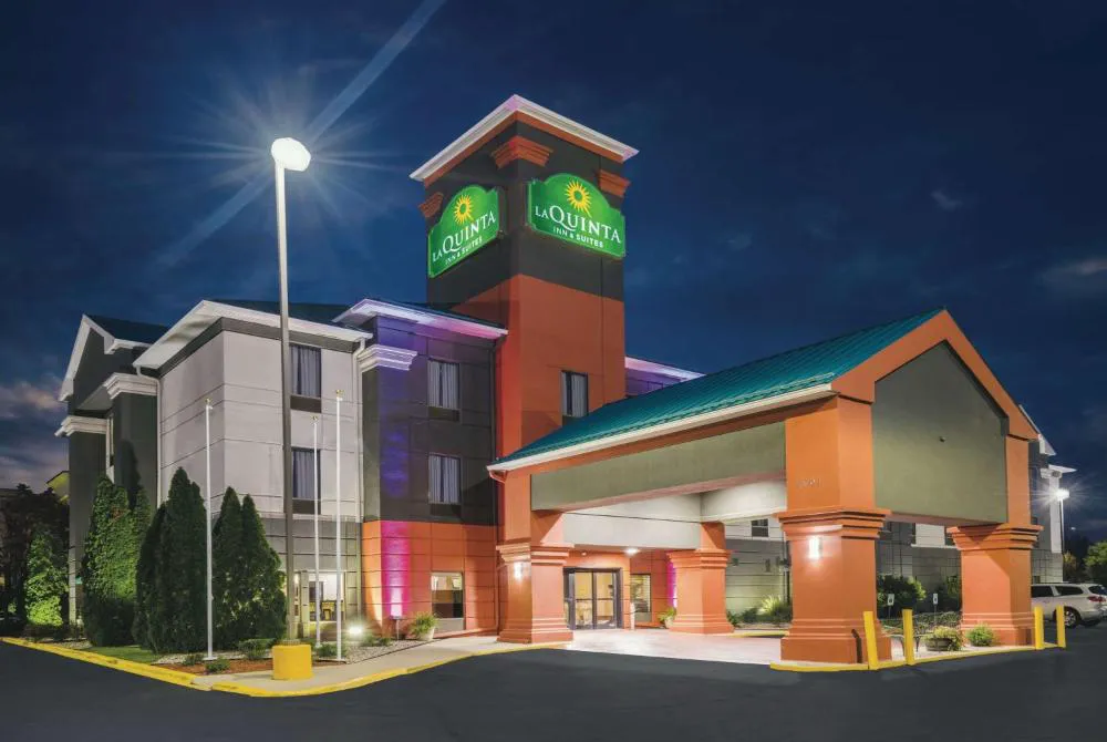 La Quinta Inn & Suites by Wyndham Louisville East hotel hero