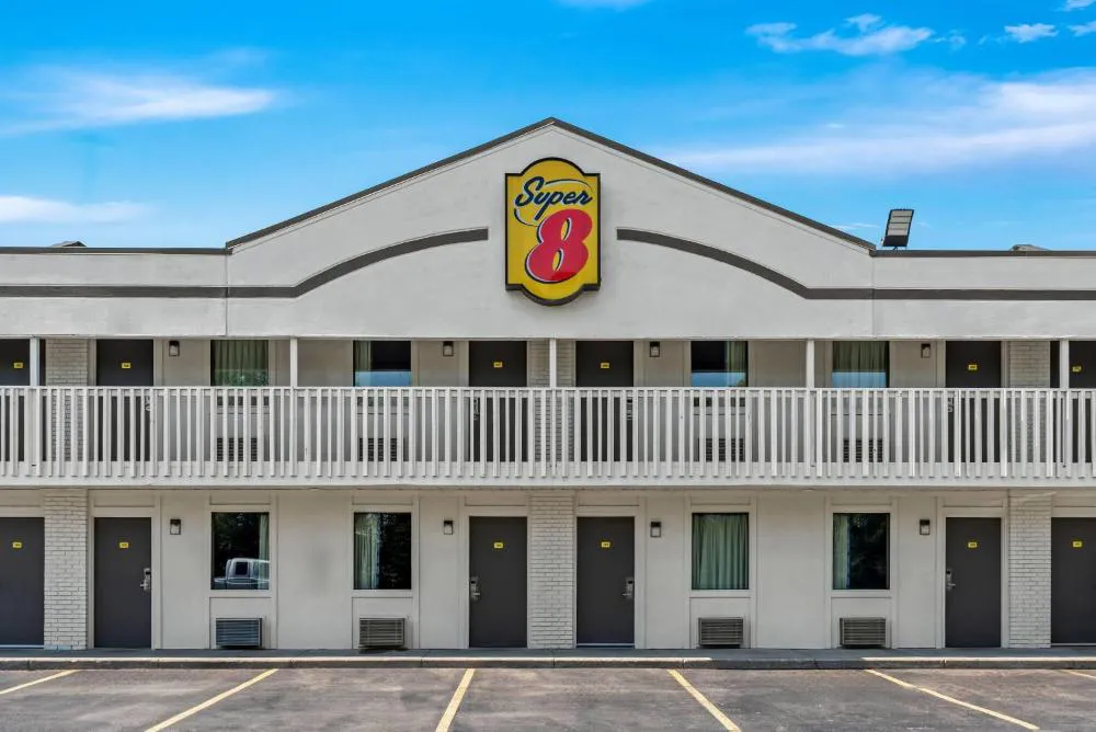 Super 8 by Wyndham Brownsburg hotel hero