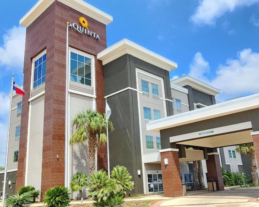 La Quinta Inn & Suites by Wyndham Pearsall hotel hero