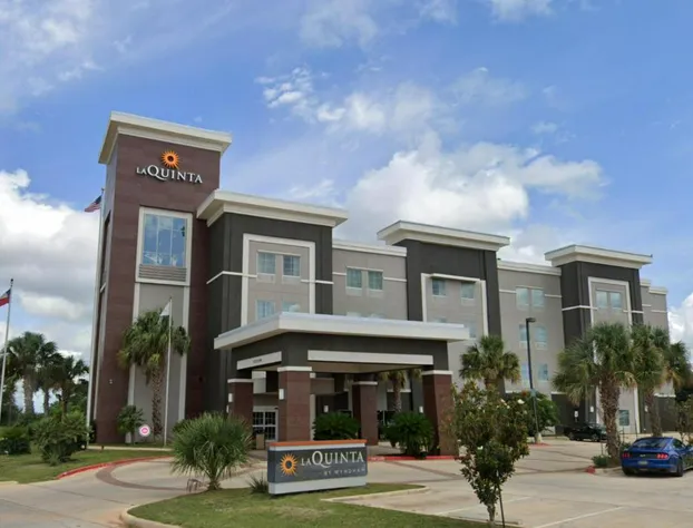 La Quinta Inn & Suites by Wyndham Pearsall hotel detail image 1