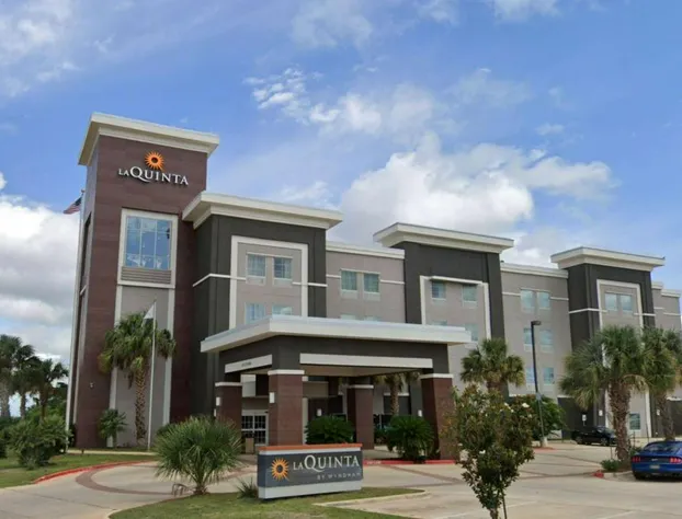 La Quinta Inn & Suites by Wyndham Pearsall hotel detail image 1