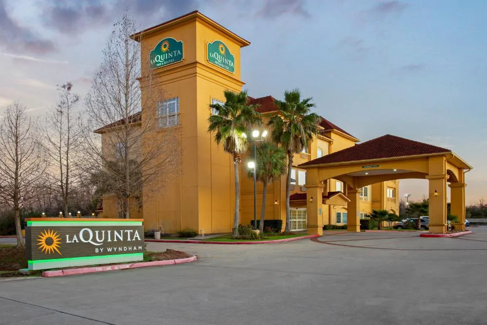 La Quinta Inn & Suites by Wyndham Pearland - Houston South hotel hero