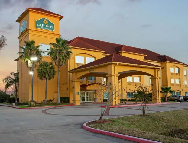 La Quinta Inn & Suites by Wyndham Pearland - Houston South hotel detail image 1