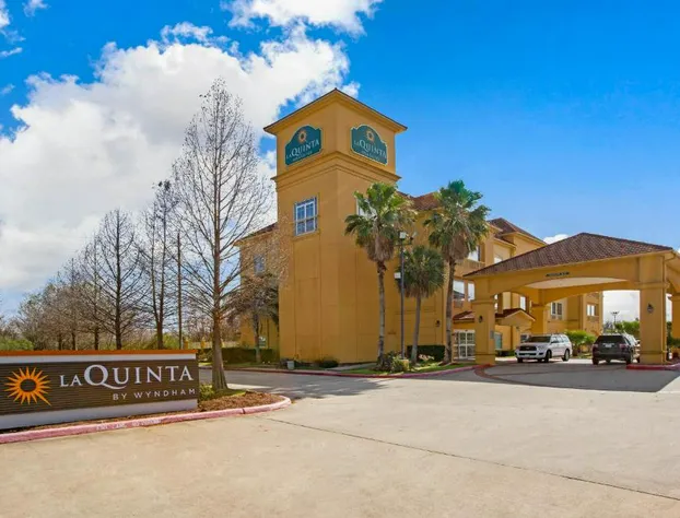 La Quinta Inn & Suites by Wyndham Pearland - Houston South hotel detail image 2