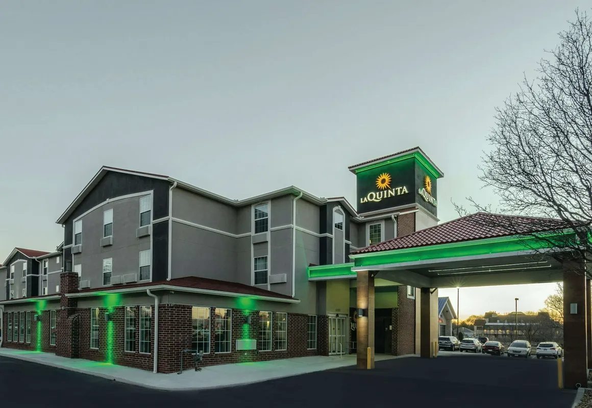 La Quinta Inn & Suites by Wyndham Kansas City Airport hotel hero