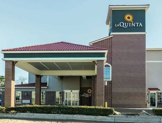 La Quinta Inn & Suites by Wyndham Kansas City Airport hotel detail image 1