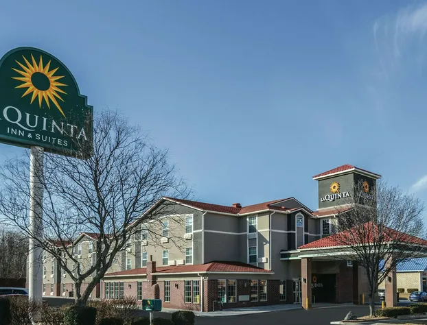 La Quinta Inn & Suites by Wyndham Kansas City Airport hotel detail image 2